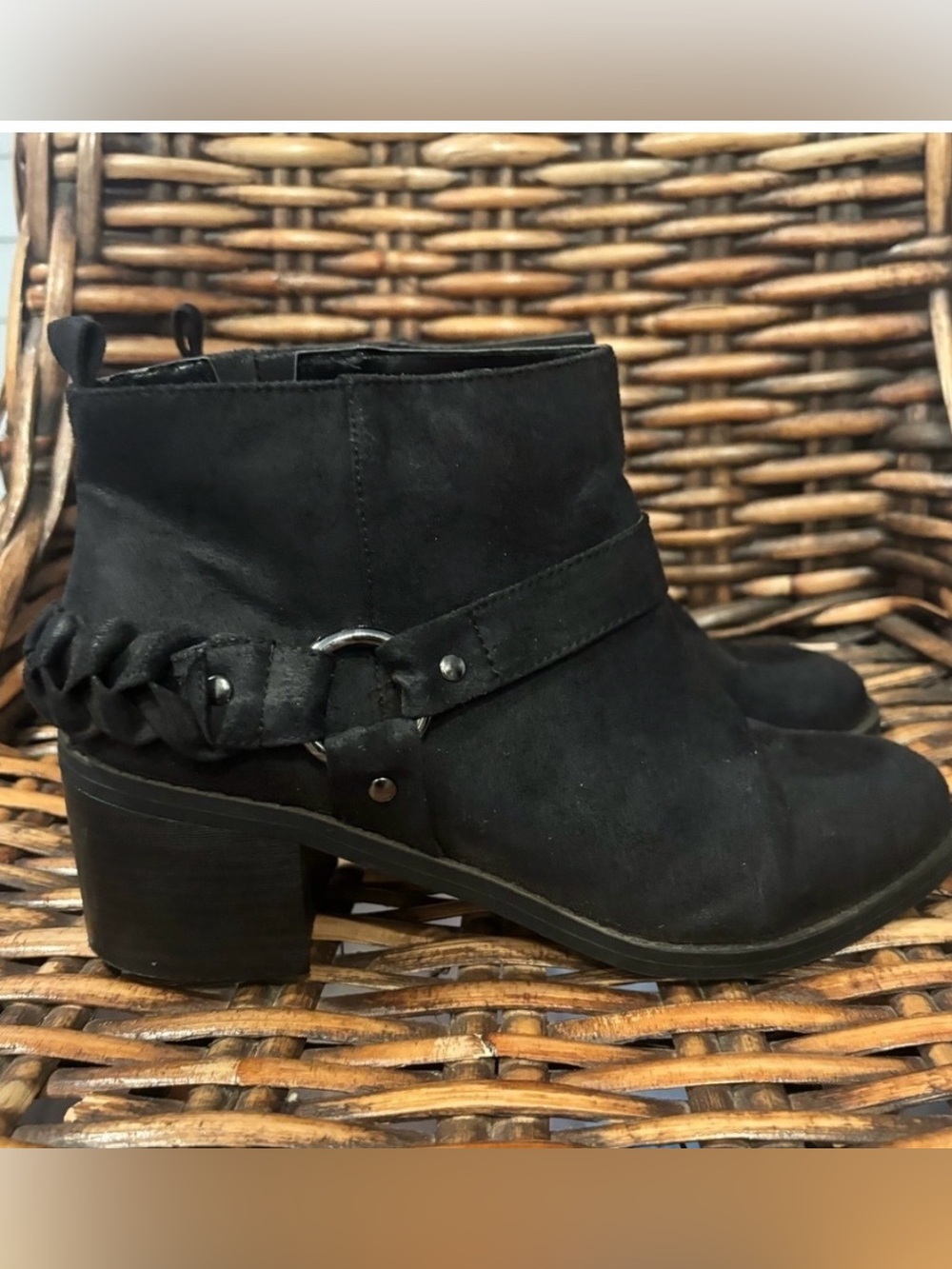 Carlos by Carlos Santana Black Braided Ankle Booties in size 8